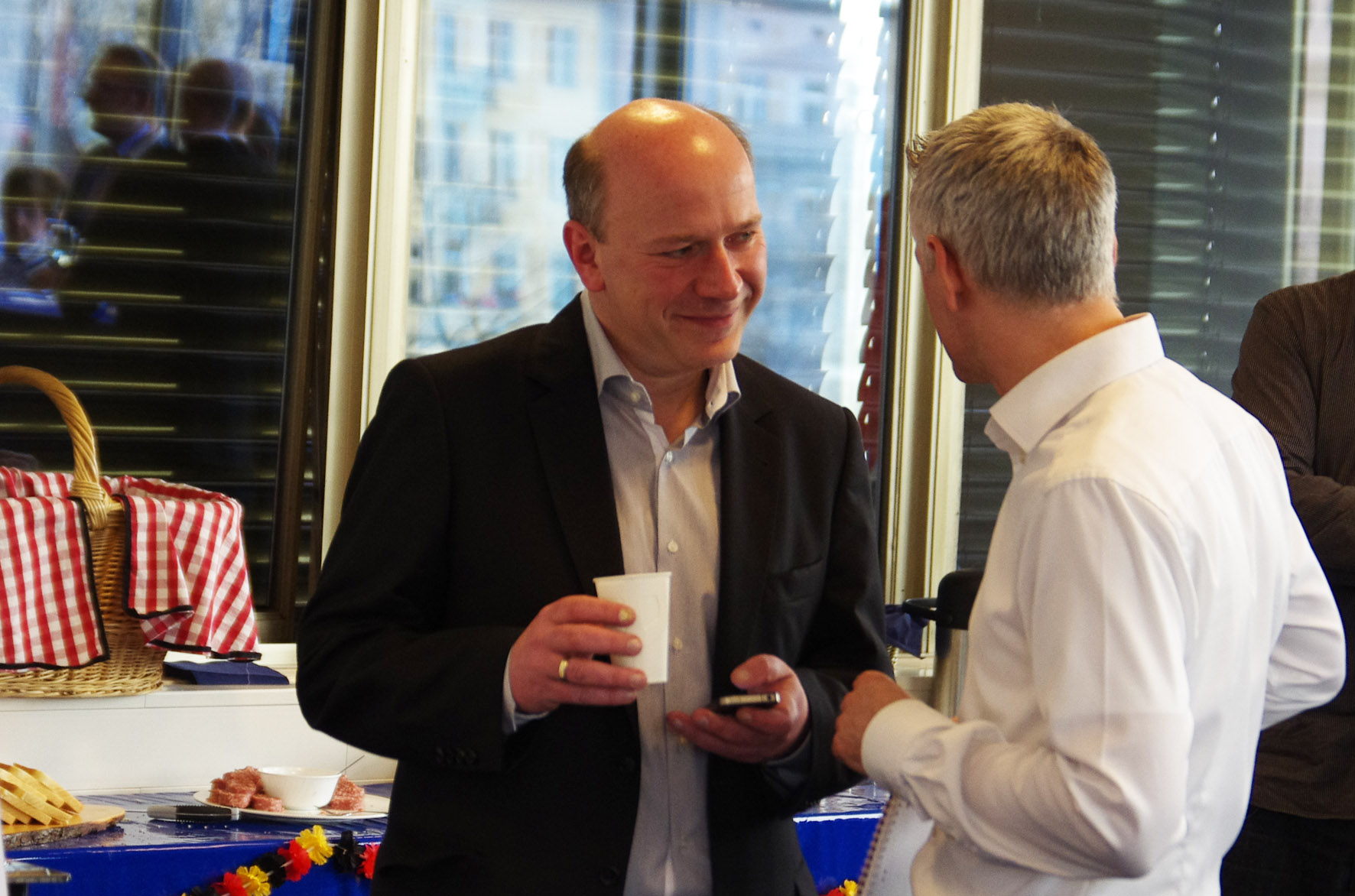 Kai Wegner mit Journalist