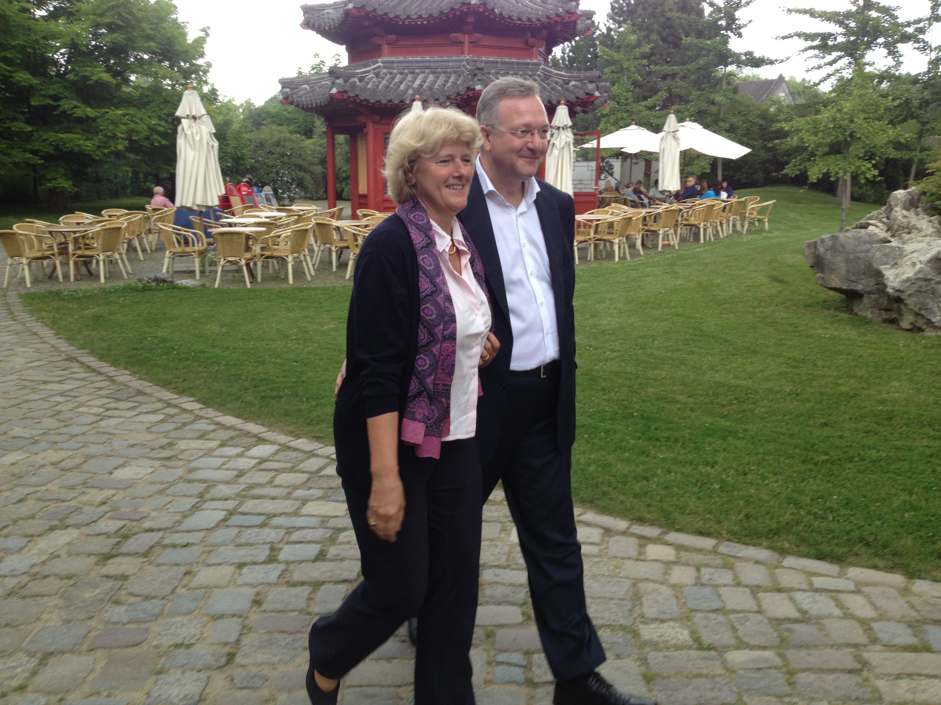Frank Henkel mit Monika Grütters im ErholungsparkMarzahn