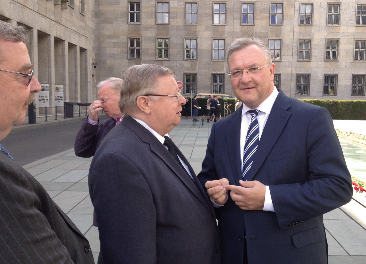 Frank Henkel im Gespräch mit Zeitzeuge Klaus Gronau