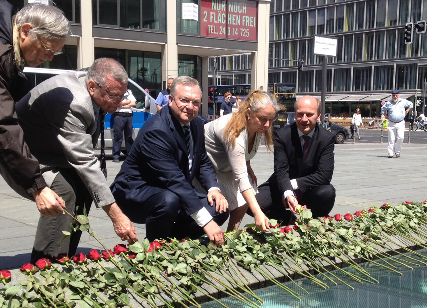 Frank Henkel legt mit Alexandra Hildebrand und Kai Wegner