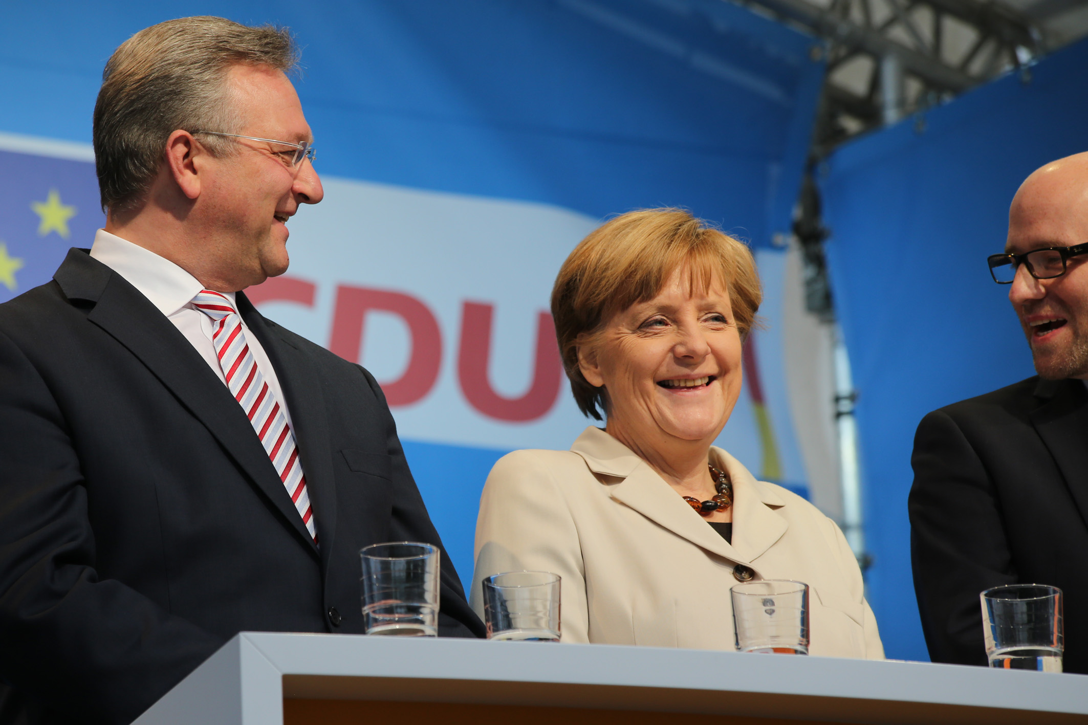 Podium mit Frank Henkel und Angela Merkel Europafest und Kundgebung 2014