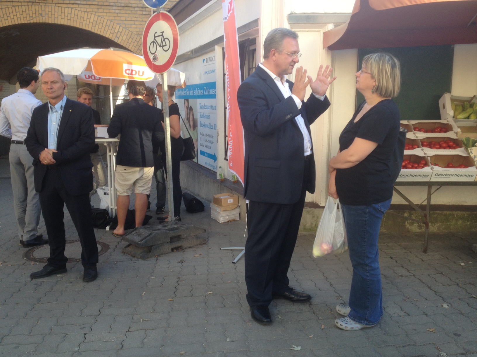 Am Informationsstand am S-Bhf Karlshorst