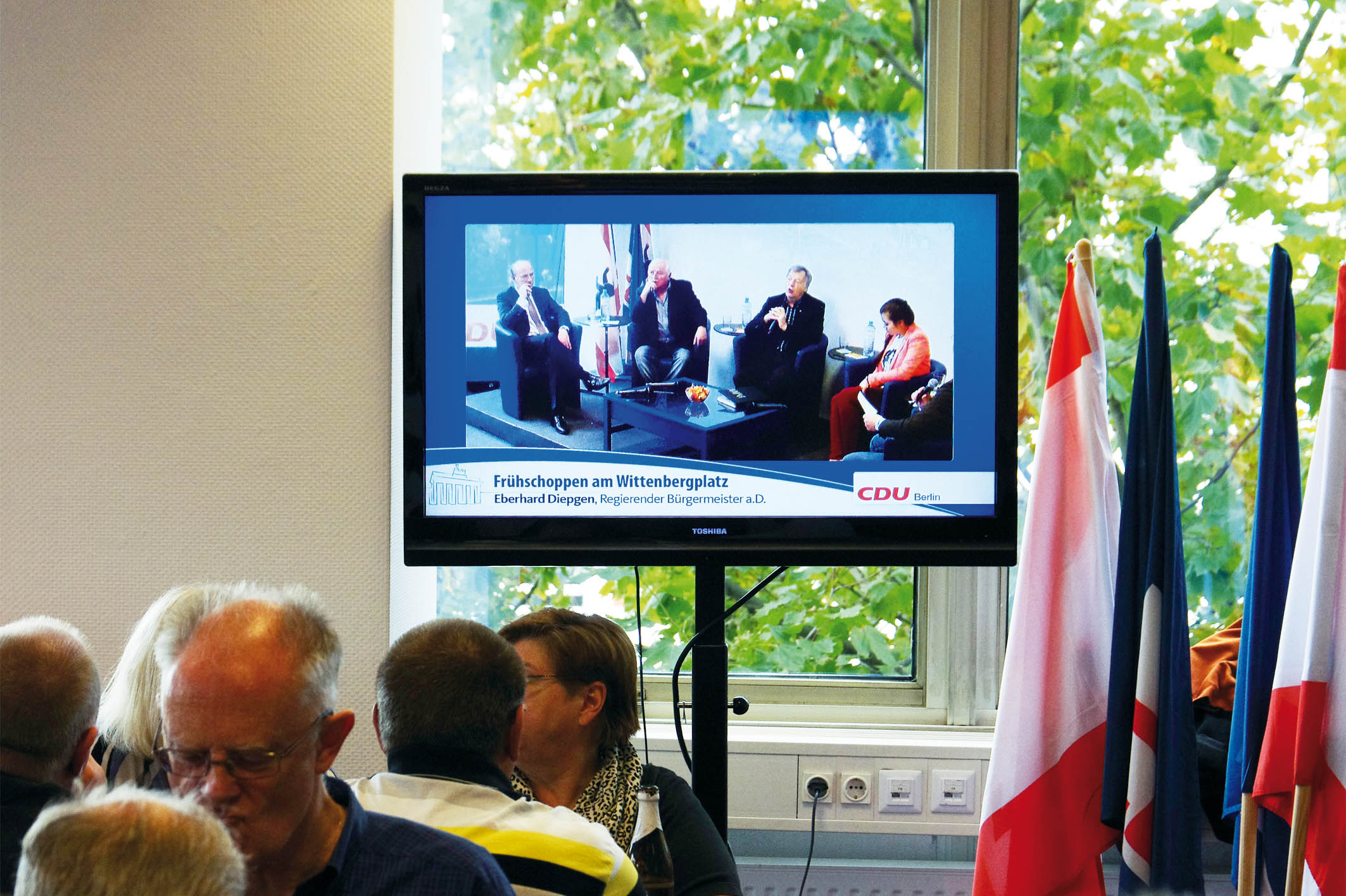 Das Podiumsgespr&auml;ch wurde auf zwei Bildschirmen &uuml;bertragen.