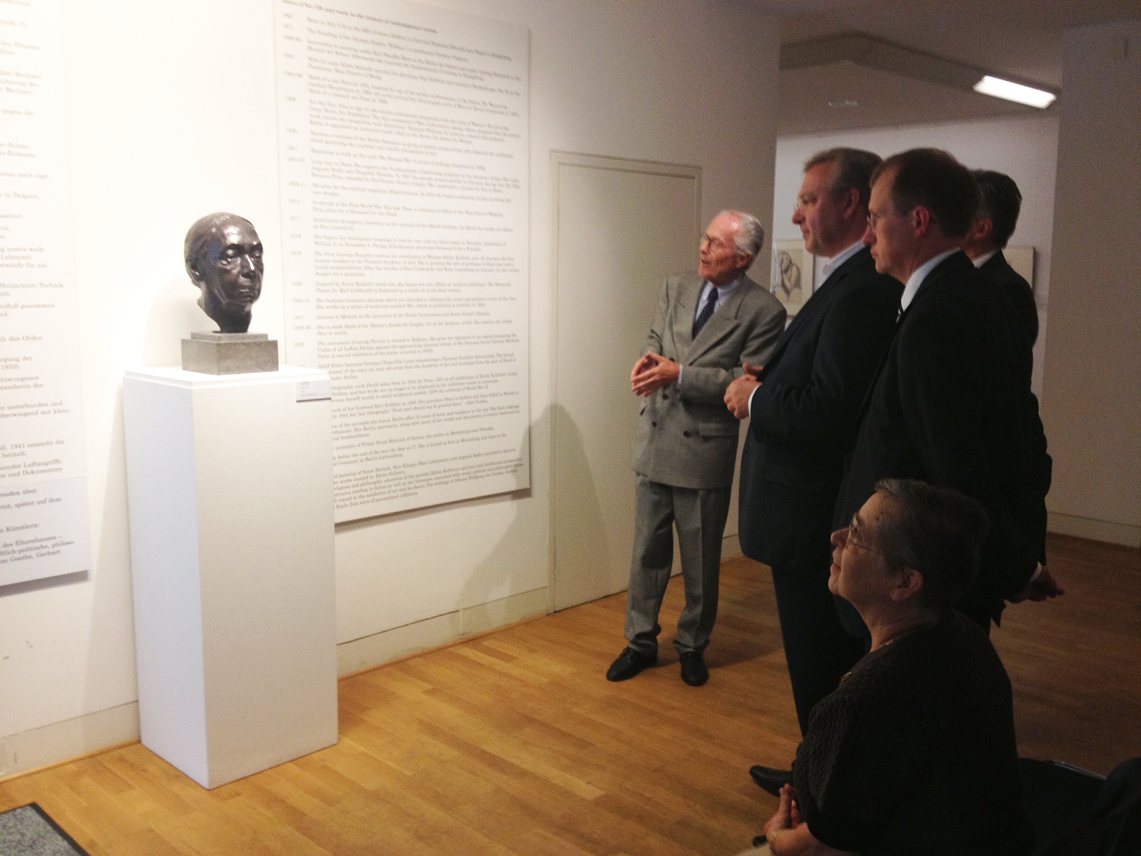 Frank Henkel besucht das K&auml;the-Kollwitz-Museum
