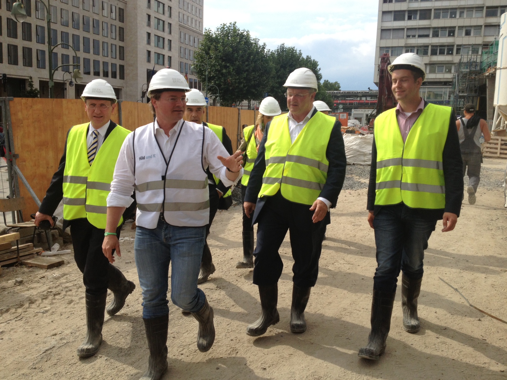 Frank Henkel besichtigt die Baustelle "Bikini-Berlin"