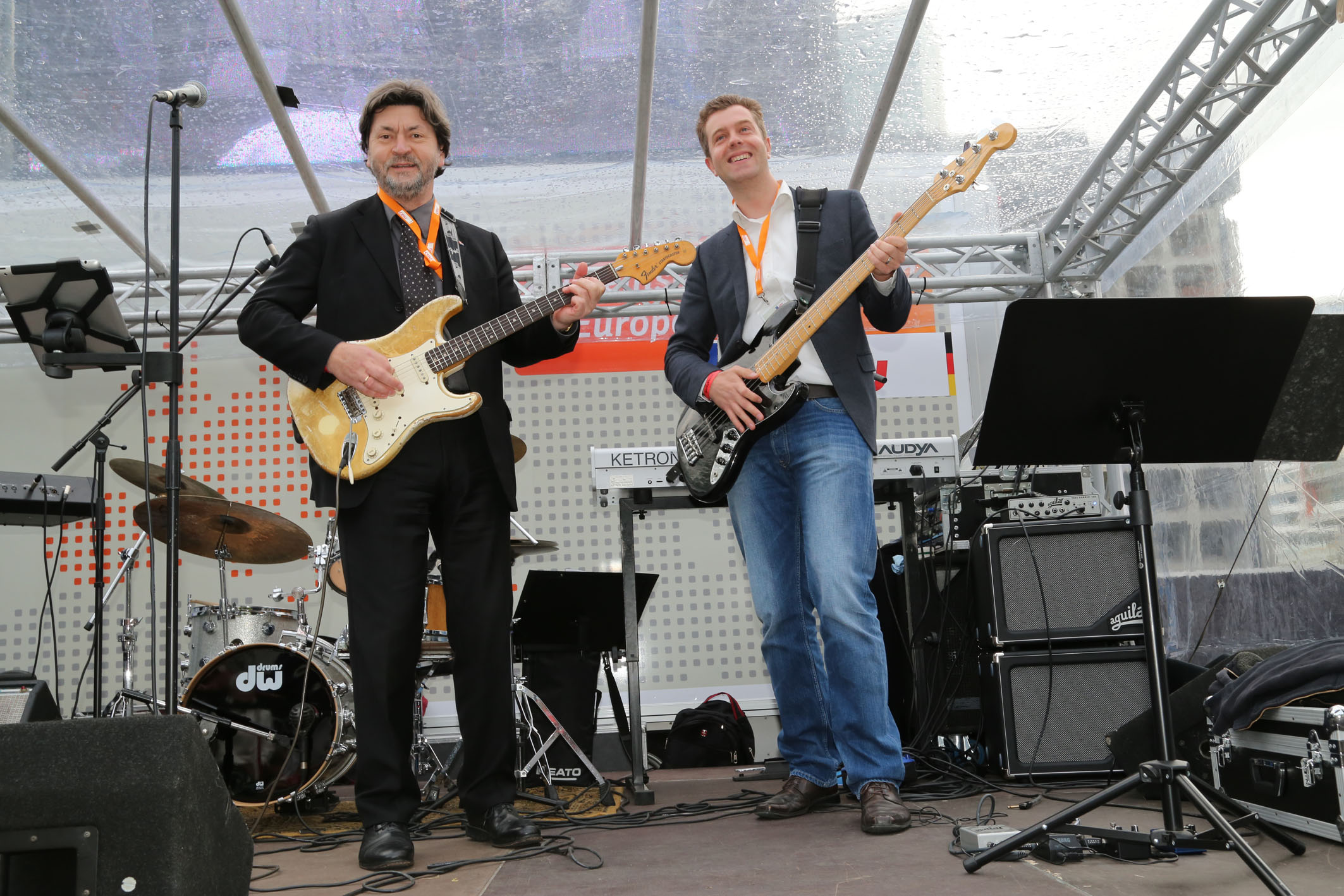 Joachim Zeller und Stefan Evers auf dem Europafest 2014 an der Gitarre